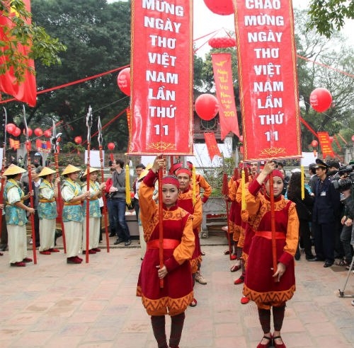 Rước thơ chào mừng Ngày thơ Việt Nam lần thứ 11.