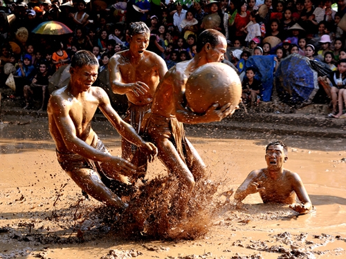1-Hoi-cau-san-bun-Tran-Quoc-Tuan-1377159