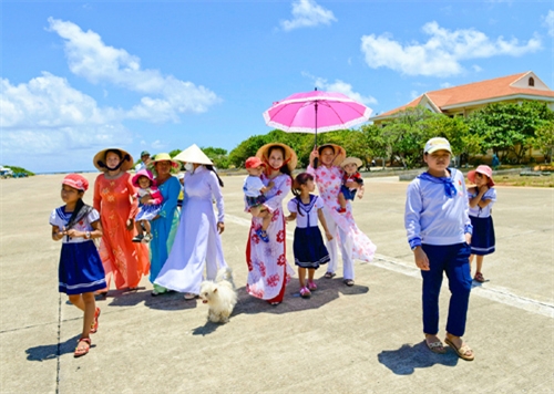 Những “công dân” Trường Sa hồ hởi đón khách.