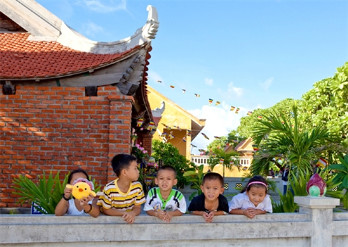 Trẻ em được chăm lo, vui chơi, học hành trên đảo Sinh Tồn.