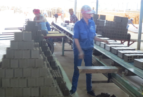Dây chuyền sản xuất gạch của Công ty Mỹ Xuân.