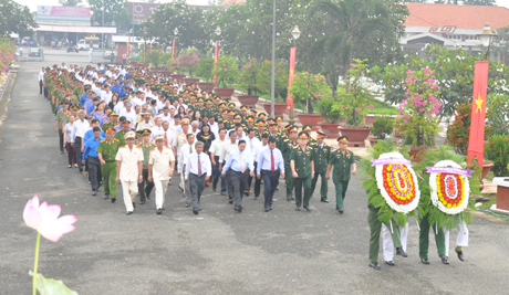 Đoàn đại biển lãnh đạo tỉnh viếng Nghĩa trang liệt sĩ tỉnh.