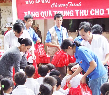 Học sinh nghèo xã Hậu Mỹ Bắc B (Cái Bè) vui mừng được Báo Ấp Bắc tặng quà Trung thu năm 2009.