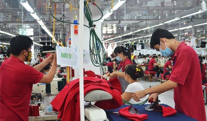 Công nhân Công ty CP May Tiền Tiến trong giờ làm việc.