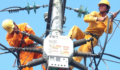 Công nhân Điện lực Mỹ Tho bảo trì máy cắt