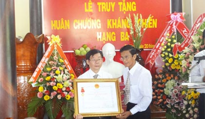 Ông Đặng Văn Châu, Phó Bí thư Thường trực Huyện ủy Gò Công Đông trao Huân Chương Kháng chiến hạng Ba cho đại diện gia đình bà Trần Thị Ngọc.