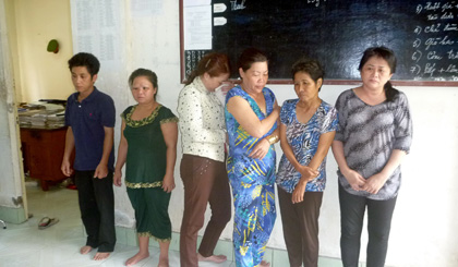 Lê Thị Phú Quí (người đứng thứ nhất từ phải sang trái).
