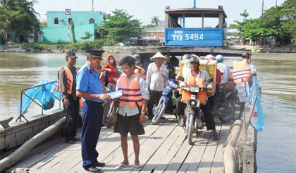 Lực lượng Thanh tra giao thông vận tải tỉnh tăng cường kiểm tra an toàn bến thủy nội địa. Ảnh: N. Hữu