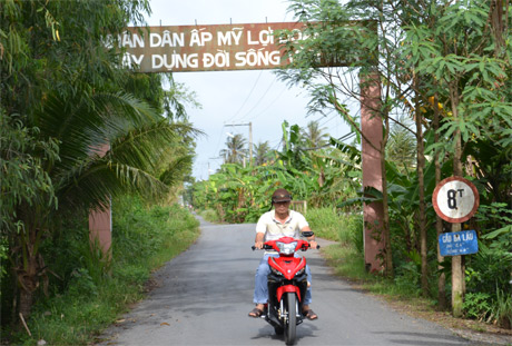 Chương trình mục tiêu quốc gia xây dựng nông thôn mới đã mang lại khởi sắc cho nông thôn, tuy nhiên còn nhiều việc phải làm để nông dân được hưởng xứng đáng với những gì họ đã đóng góp. Ảnh: Vân Anh