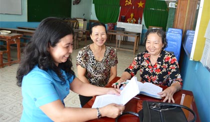 Chủ tịch Hội LHPN phường 4, TP. Mỹ Tho (bên trái) sinh hoạt với cán bộ Chi hội Phụ nữ khu phố 4 về phương hướng thực hiện Đề án 343 từ nay đến cuối năm 2014.