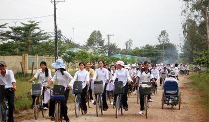 Hiện tượng học sinh vi phạm ATGT vẫn còn xảy ra. Ảnh: ĐOÀN PHONG