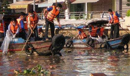 Thanh niên xung kích vì cuộc sống cộng đồng (Bảo vệ môi trường, Khám chữa bệnh, giúp dân làm đường, xây nhà...).