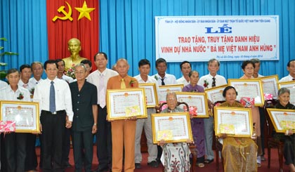 Lễ trao tặng, truy tặng Danh hiệu vinh dự Nhà nước Bà mẹ Việt Nam Anh hùng ở TX. Gò Công. Ảnh: MAI ANH