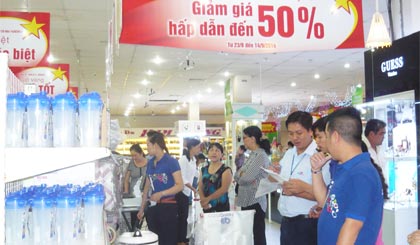 Khách hàng tìm hiểu thông tin về khuyến mãi của Chương trình Tự hào hàng Việt 2014 tại Co.op Mart Mỹ Tho.