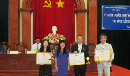 Đại diện UBND tỉnh trao bằng khen của Chủ tịch UBND tỉnh cho các cá nhân tại buổi lễ