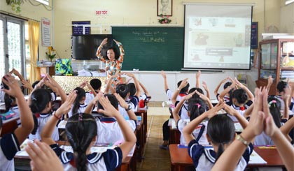 Học sinh học Tiếng Anh tại Trường Tiểu học Thiên Hộ Dương (TP. Mỹ Tho).