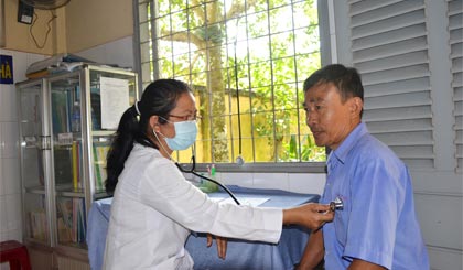 Nhiều bệnh nhân thích được khám bệnh ở trạm y tế đạt chuẩn Quốc gia về y tế xã do trạm có đầy đủ thuốc và được bác sĩ tư vấn kỹ khi khám, chữa bệnh. (Trong ảnh: Khám bệnh cho bệnh nhân tại Trạm Y tế xã Mỹ Phong, TP. Mỹ Tho sáng 28-10). Ảnh: HẠNH NGA