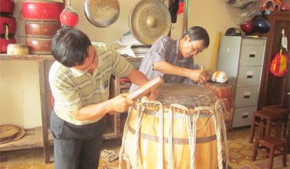 Ông Thêu (trái), ông Doanh (phải) đang ghim da trống với tang trống.