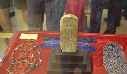 Thẻ bài quý hiếm được làm bằng ngà voi với 4 mặt đều được khắc tinh xảo.