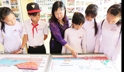 Cô Hạnh hướng dẫn thêm kiến thức cho học sinh ngoài giờ lên lớp.jpg