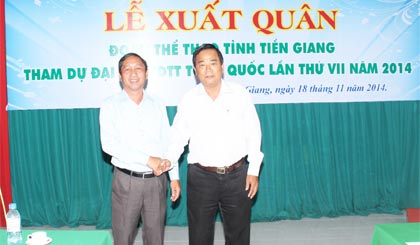 Ông Nguyễn Ngọc Minh chúc mừng Trưởng đoàn Thể thao tỉnh nhà dẫn đoàn lên đường thi đấu thành công tại Đại hội. Ảnh: Ngọc Trung