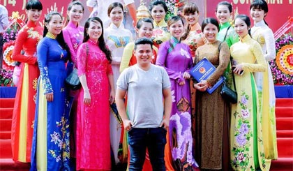 Nguyễn Quốc Tuấn (giữa), phía sau là những “tác phẩm” make up của “Áo cưới Nguyễn Tuấn” - các cô phục vụ Lễ giỗ Trương Định tại TX. Gò Công.