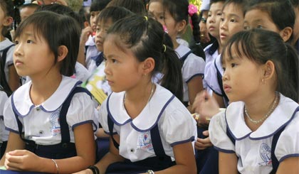 Ngày 28-11-2013, Hội đồng Khoa học và Công nghệ tỉnh đã tổ chức nghiệm thu và xếp loại A “Đánh giá hiệu quả Chương trình giáo dục bậc TH tỉnh Tiền Giang”. Chương trình do Sở GD-ĐT Tiền Giang chủ trì; TS. Trần Thanh Đức (Phó Chủ tịch UBND tỉnh) và TS. Trần Kim Dung (Viện Nghiên cứu giáo dục TP. Hồ Chí Minh) đồng chủ nhiệm. Chương trình gồm 3 đề tài nhánh: “Đánh giá hiệu quả giáo dục việc dạy và học 2 buổi/ngày ở bậc TH tại tỉnh Tiền Giang”; “Đánh giá hiệu quả việc dạy Tiếng Anh ở bậc TH tại tỉnh Tiền Giang” và “Đánh giá hiệu quả giáo dục của mô hình dạy học theo nhóm môn ở bậc TH tại tỉnh Tiền Giang”. Ở nhánh đề tài “Đánh giá hiệu quả giáo dục của mô hình dạy học theo nhóm môn ở bậc TH tại tỉnh Tiền Giang”, kết quả nghiên cứu đã cho thấy, chỉ có 43% phụ huynh và 29% GV cho rằng HS sẽ học tốt với hình thức 1 GV/lớp và không có cán bộ quản lý đồng tình với hình thức này. Thế nhưng, với mô hình 1 GV/môn học ở 1 trong những nơi đang thí điểm thì có tới 83% phụ huynh và 76% GV đồng tình. Ngoài ra, các nghiên cứu cũng cho thấy, mô hình đã phát huy năng lực HS, góp phần nâng cao chất lượng giáo dục tỉnh nhà.