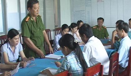 Ban Chỉ đạo PCTP xã Tân Điền họp bàn, xét chọn trường hợp hỗ trợ sau đối thoại.