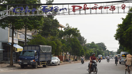 Cổng chợ đêm Phường 8 trên đường Nguyễn Văn Nguyễn. Ảnh: Vân Anh