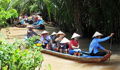 Du khách ngồi đò chèo tham quan, du lịch cù lao Thới Sơn. Ảnh: CAO LẬP ĐỨC