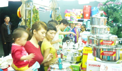 Khách hàng tham quan, mua sắm tại Hội chợ mini “Khách hàng vui cùng Co.op Mart năm 2014”.