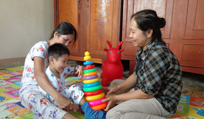 Phụ huynh cùng hỗ trợ giáo viên chăm sóc trẻ. Ảnh: M.C