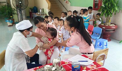 Tiêm chủng vacxin sởi - rubella cho trẻ tại Trường Mầm non Sao Sáng, TP. Mỹ Tho.