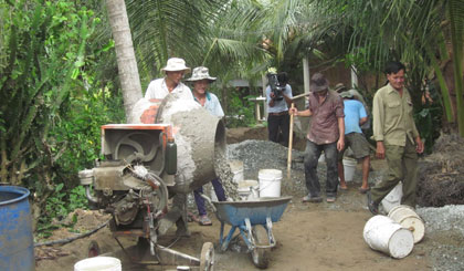 Nhiều tuyến đường liên ấp do Hội CB xã Long An cùng hiến đất, cùng vận động kinh phí xây dựng.