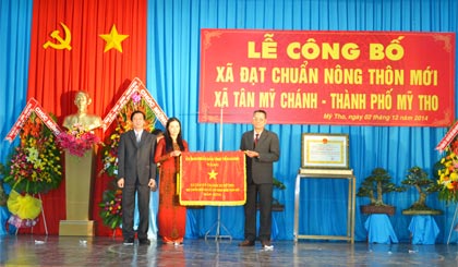 Lãnh đạo UBND tỉnh trao Bằng khen của UBND tỉnh cho các tập thể, cá nhân có thành tích xuất sắc trong xây dựng ở xã Tân Mỹ Chánh đạt chuẩn Quốc gia về xây dựng NTM năm 2014.