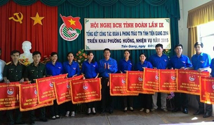 Đồng chí Trần Thanh Nguyên, Bí thư Tỉnh Đoàn trao cờ thi đua xuất sắc cho các đơn vị.