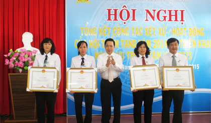 Bí thư Tỉnh ủy Trần Thế Ngọc trao Bằng khen của Thủ tướng Chính phủ cho các cá nhân.