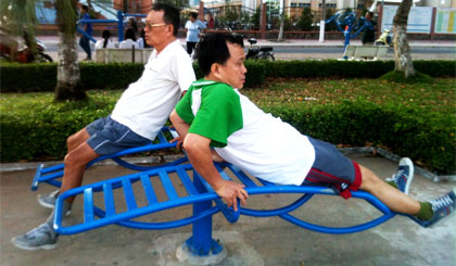 Người dân luyện tập bằng dụng cụ thể thao ngoài trời tại Công viên Tết Mậu Thân.