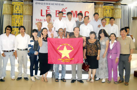 Nhà thơ Hữu Thỉnh, Chủ tịch Ủy ban toàn quốc Liên hiệp các Hội Văn học - Nghệ thuật Việt Nam chụp hình lưu niệm cùng thành viên Trại Sáng tác văn học - nghệ thuật ĐBSCL năm 2014.