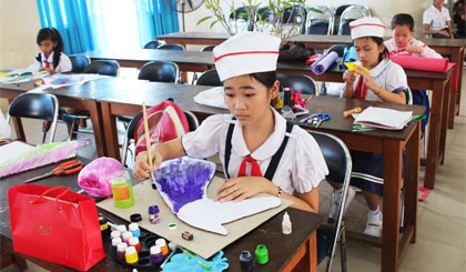 Thi thiết kế sản phẩm của 23 thí sinh phụ trách Sao nhi đồng chăm ngoan.