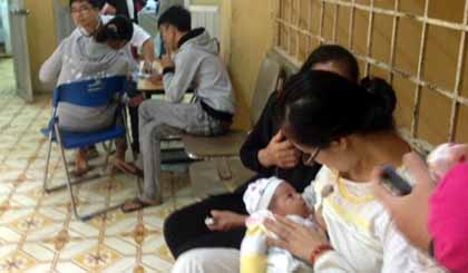 Người già và trẻ em là đối tượng dễ bị bệnh viêm phổi do thời tiết thay đổi.