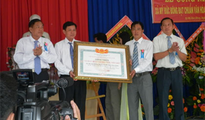 Thực hiện tốt trong trào Toàn dân đoàn kết xây dựng đời sống văn hóa, xã Mỹ Đức Đông vừa vinh dự đón nhận danh hiệu Xã văn hóa nông thôn mới. Ảnh: N.M.P.