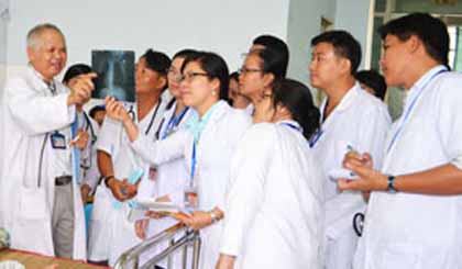 Bác sĩ Nguyễn Thành Úc, Phó Trưởng khoa Nhi - Bệnh viện Đa khoa trung tâm tỉnh hướng dẫn sinh viên Trường Cao đẳng Y tế Tiền Giang đến thực tập tại bệnh viện. . Ảnh: Hạnh nga