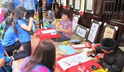 Trưng bày thư pháp tại Lễ hội Kỷ niệm 230 năm Chiến thắng Rạch Gầm - Xoài Mút năm 2015.