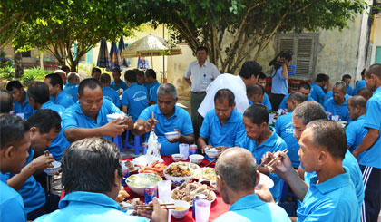 Các học viên ở Trung tâm Công tác xã hội được đãi bữa cơm ngon dịp Tất niên.