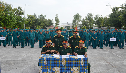 Ký kết giao ước thi đua giữa các cơ quan đơn vị.