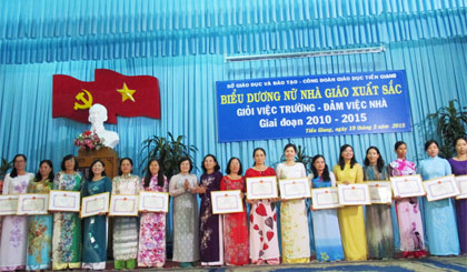 Trao Bằng khen cho những nữ nhà giáo xuất sắc.