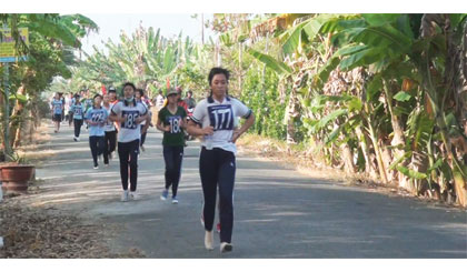 Đông đảo phụ nữ tham gia giải việt dã truyền thống 8-3 của huyện Cái Bè.