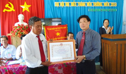 Ông Nguyễn Văn Nhựt, Phó Giám đốc Ngân hàng Nhà nước - Chi nhánh Tiền Giang trao Bằng khen “Tập thể Lao động xuất sắc” cho đại diện Quỹ TDND Tân Hội Đông.