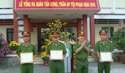 Cá nhân, tập thể được khen thưởng trong cao điểm tấn công tội phạm đầu năm 2015.